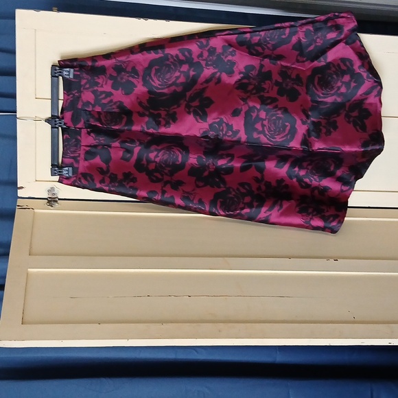 Medium Maurices Woman's Flowery Black and Magenta Skirt - Picture 2 of 9